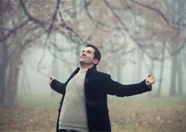 man satisfied about cost of cosmetic dentistry in Rome 
        
        