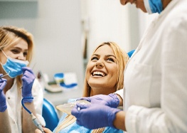 Implant dentist in Rome speaking with a patient